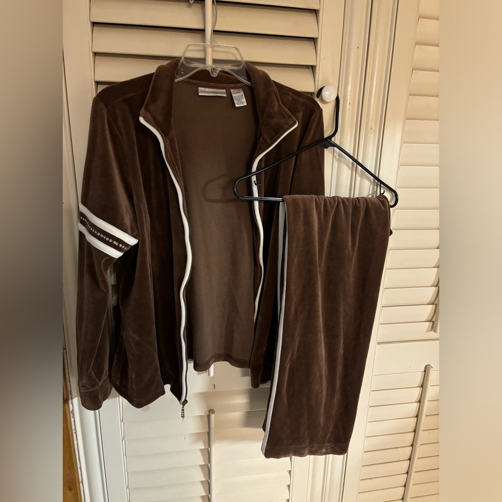 Brown Sport Savvy velour sweatsuit. Large